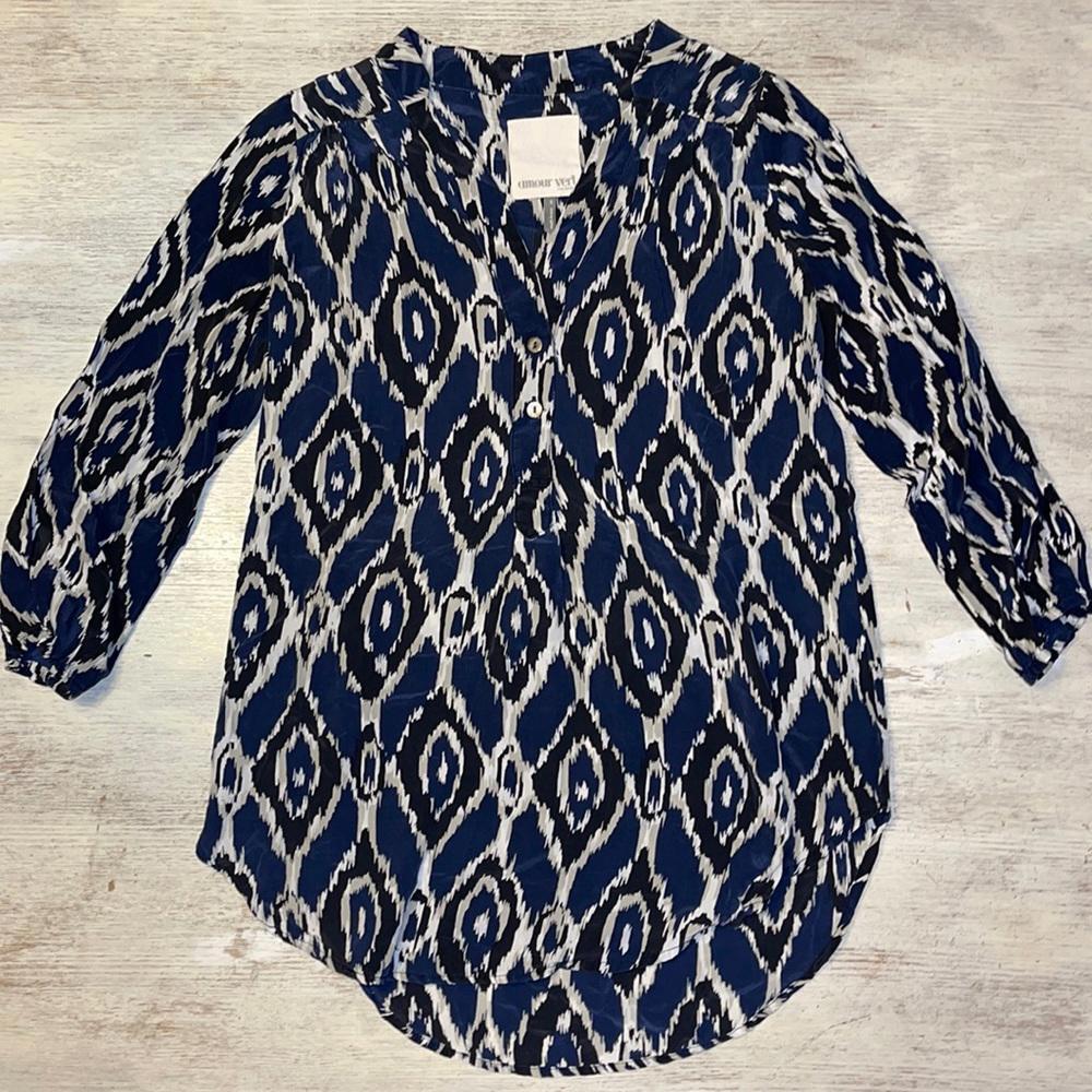 EUC Amour Vert 100% Silk Navy Blue Patterned Tunic Top Shirt Blouse Size Small